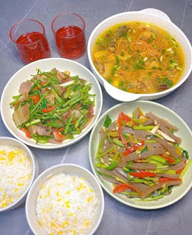 每天下班回家热乎的两菜一汤,所有的疲惫都跑光(图1) 芹菜炒腊肉_虫草菜怎么吃_酸辣魔芋豆腐