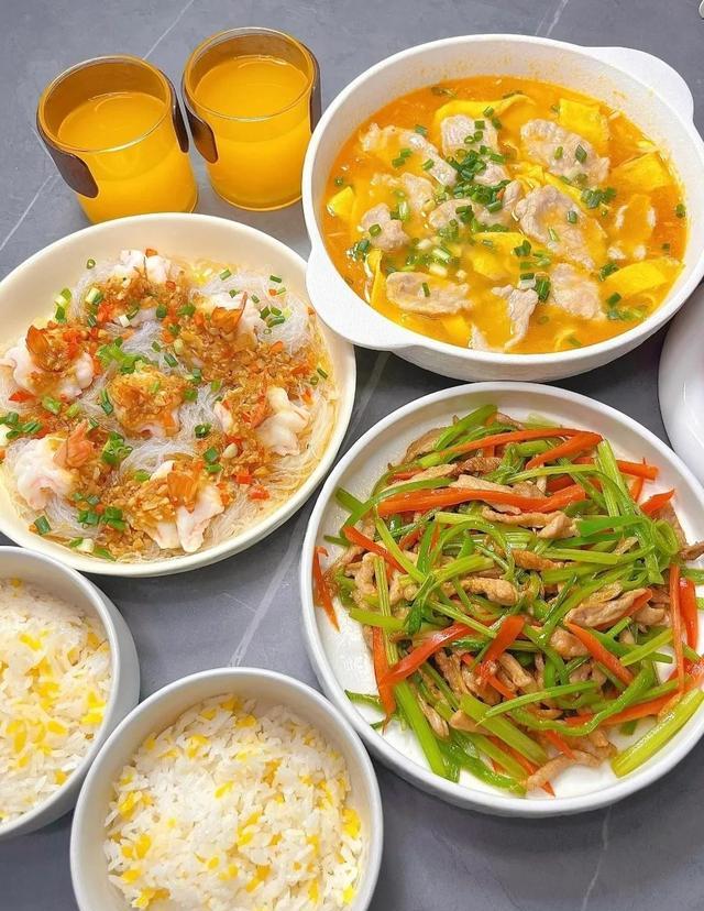 每天下班回家热乎的两菜一汤,所有的疲惫都跑光(图2) 酸辣魔芋豆腐_芹菜炒腊肉_虫草菜怎么吃