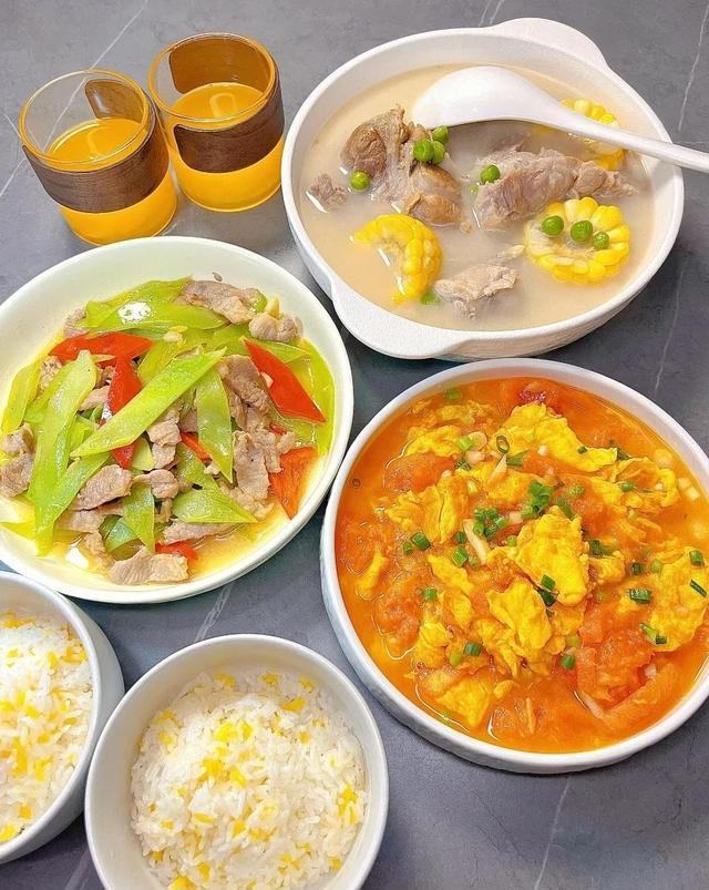 每天下班回家热乎的两菜一汤,所有的疲惫都跑光(图3) 芹菜炒腊肉_酸辣魔芋豆腐_虫草菜怎么吃