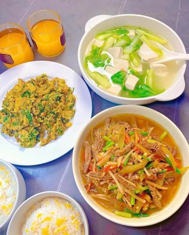 每天下班回家热乎的两菜一汤,所有的疲惫都跑光(图4) 酸辣魔芋豆腐_芹菜炒腊肉_虫草菜怎么吃