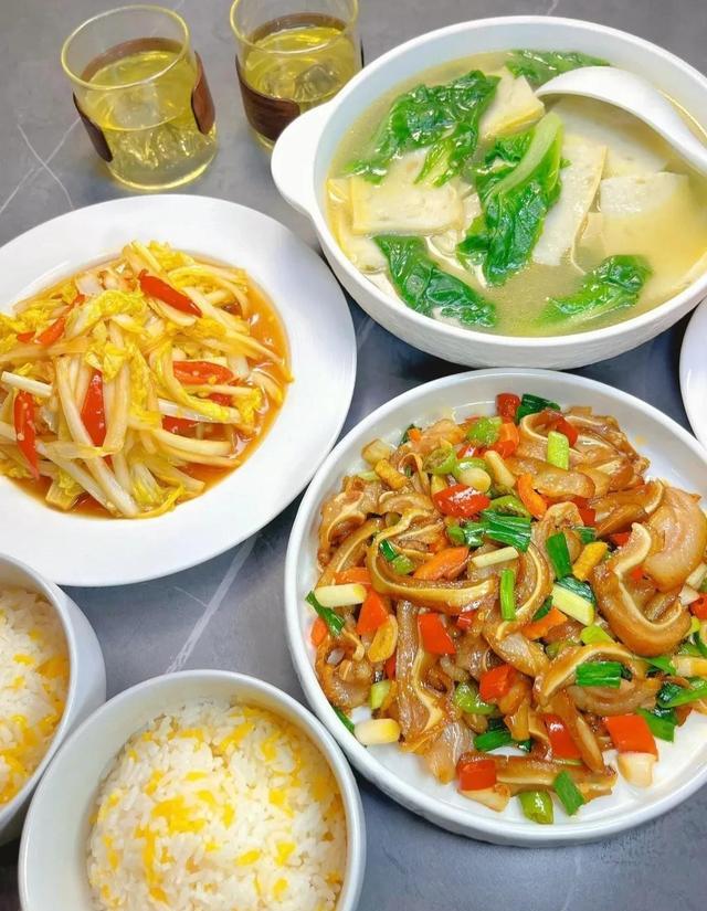 每天下班回家热乎的两菜一汤,所有的疲惫都跑光(图5) 虫草菜怎么吃_芹菜炒腊肉_酸辣魔芋豆腐