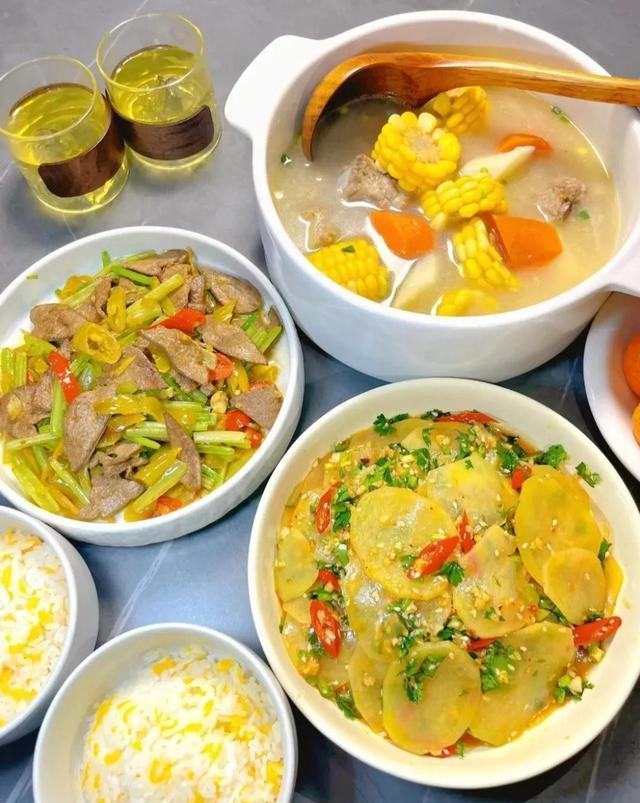 每天下班回家热乎的两菜一汤,所有的疲惫都跑光(图6) 芹菜炒腊肉_酸辣魔芋豆腐_虫草菜怎么吃