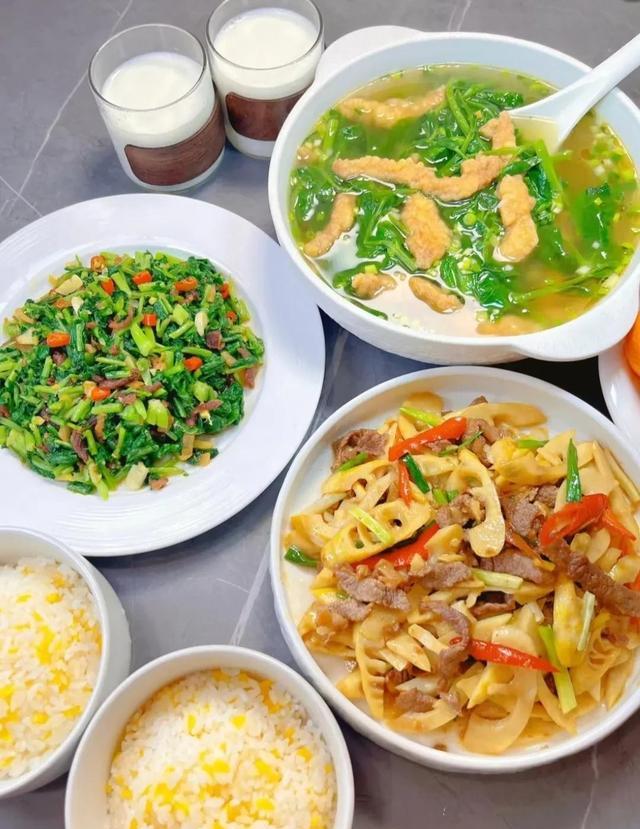 每天下班回家热乎的两菜一汤,所有的疲惫都跑光(图7) 酸辣魔芋豆腐_芹菜炒腊肉_虫草菜怎么吃