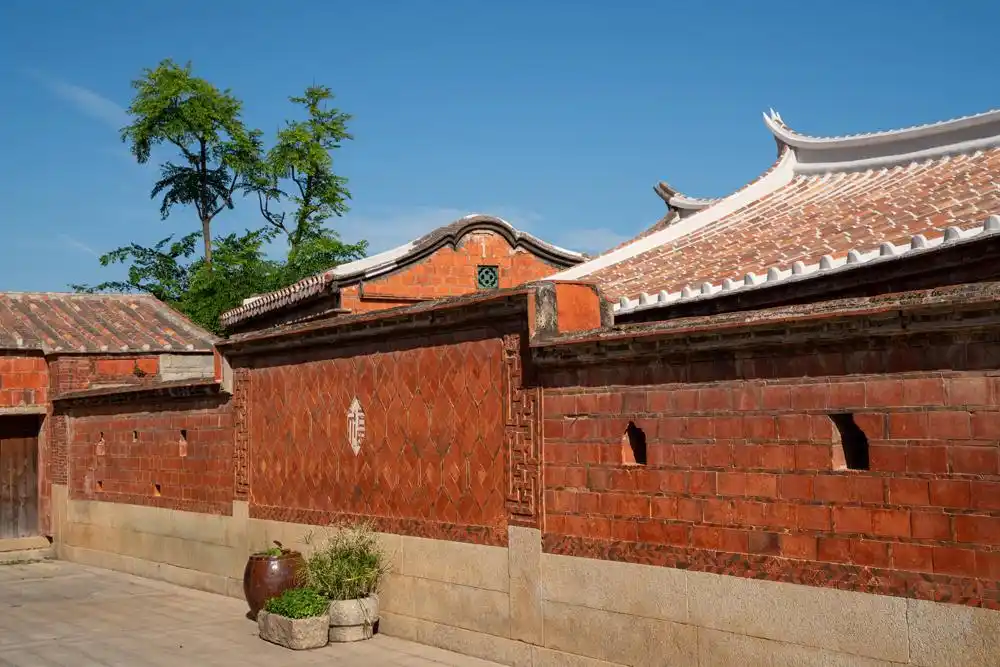 个性墙面涂鸦图片大全_泉州红砖墙颜色_泉州彩色墙