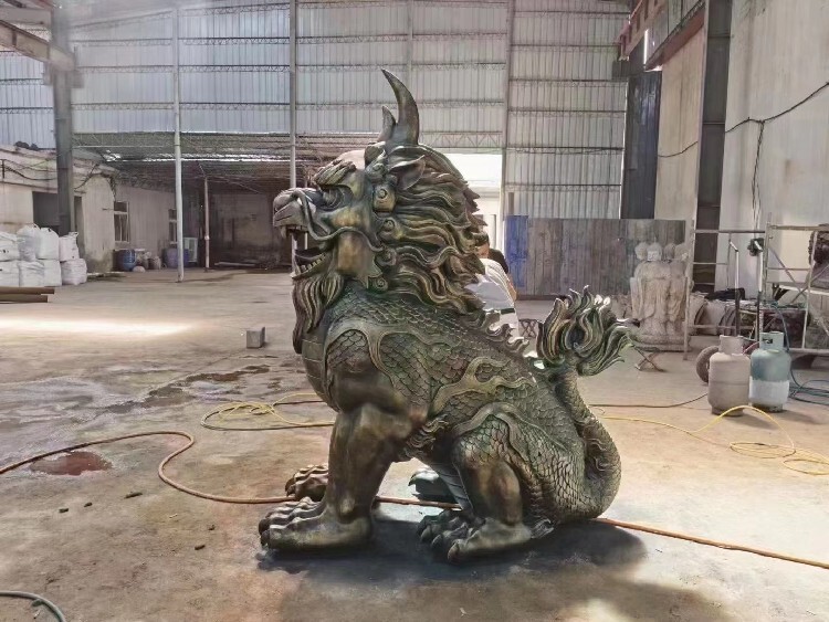 铜雕麒麟报价_铜雕麒麟在现代家居装饰应用_铜雕麒麟在公共场所装饰作用