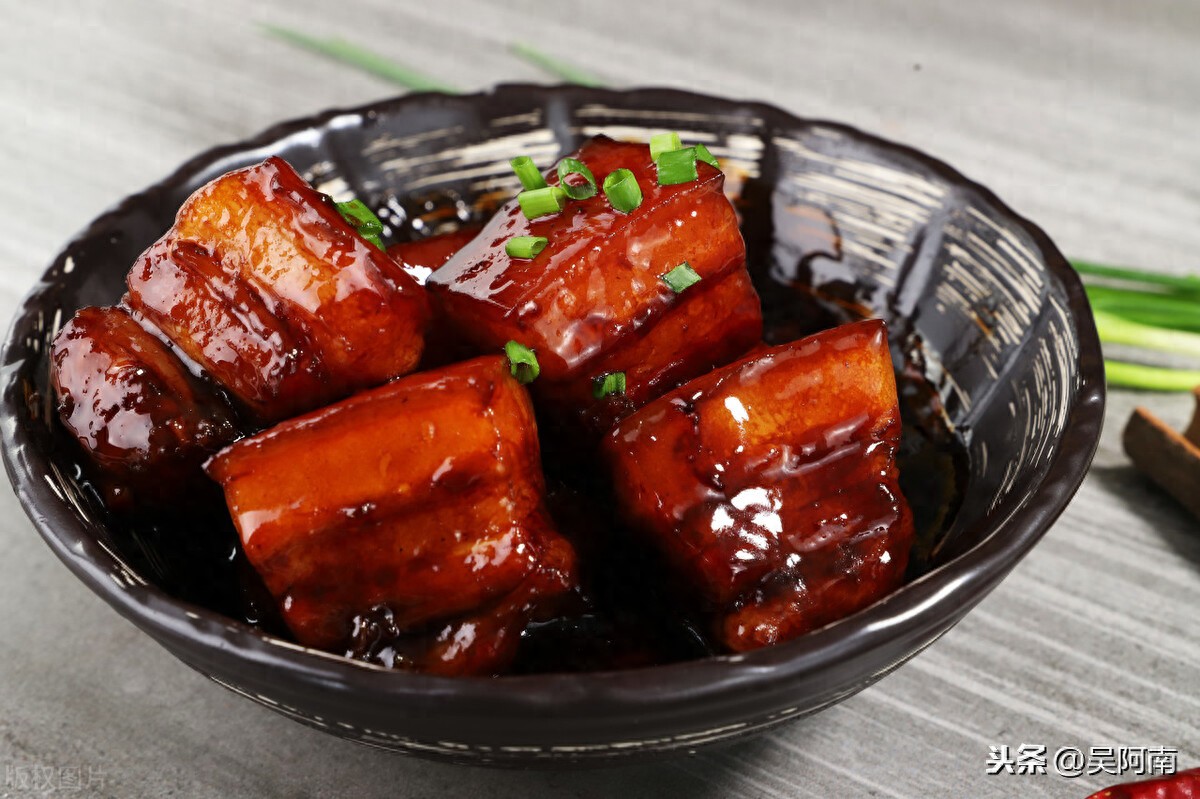 教你红烧肉的家常做法,肉不够,蛋来凑,肥而不腻超级下饭(图1) 红烧肉属于哪个菜系_鹌鹑蛋红烧肉食谱_红烧肉做法大全