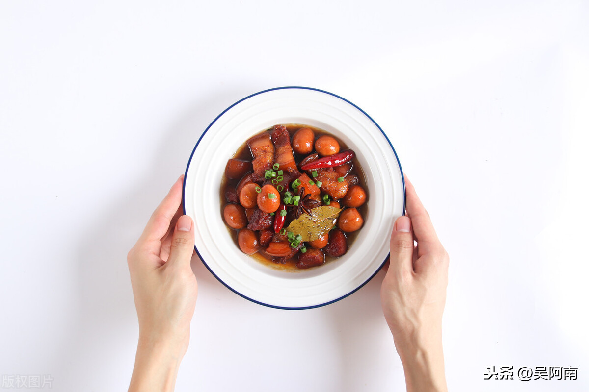 教你红烧肉的家常做法,肉不够,蛋来凑,肥而不腻超级下饭(图2) 红烧肉属于哪个菜系_鹌鹑蛋红烧肉食谱_红烧肉做法大全