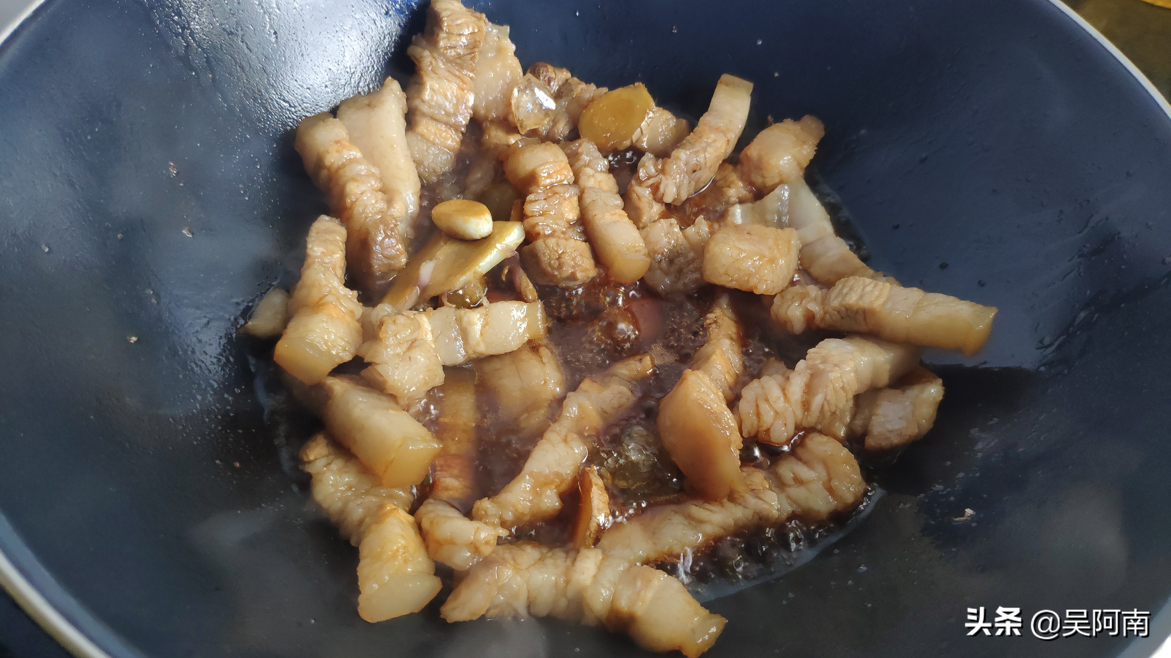 教你红烧肉的家常做法,肉不够,蛋来凑,肥而不腻超级下饭(图11) 红烧肉做法大全_鹌鹑蛋红烧肉食谱_红烧肉属于哪个菜系