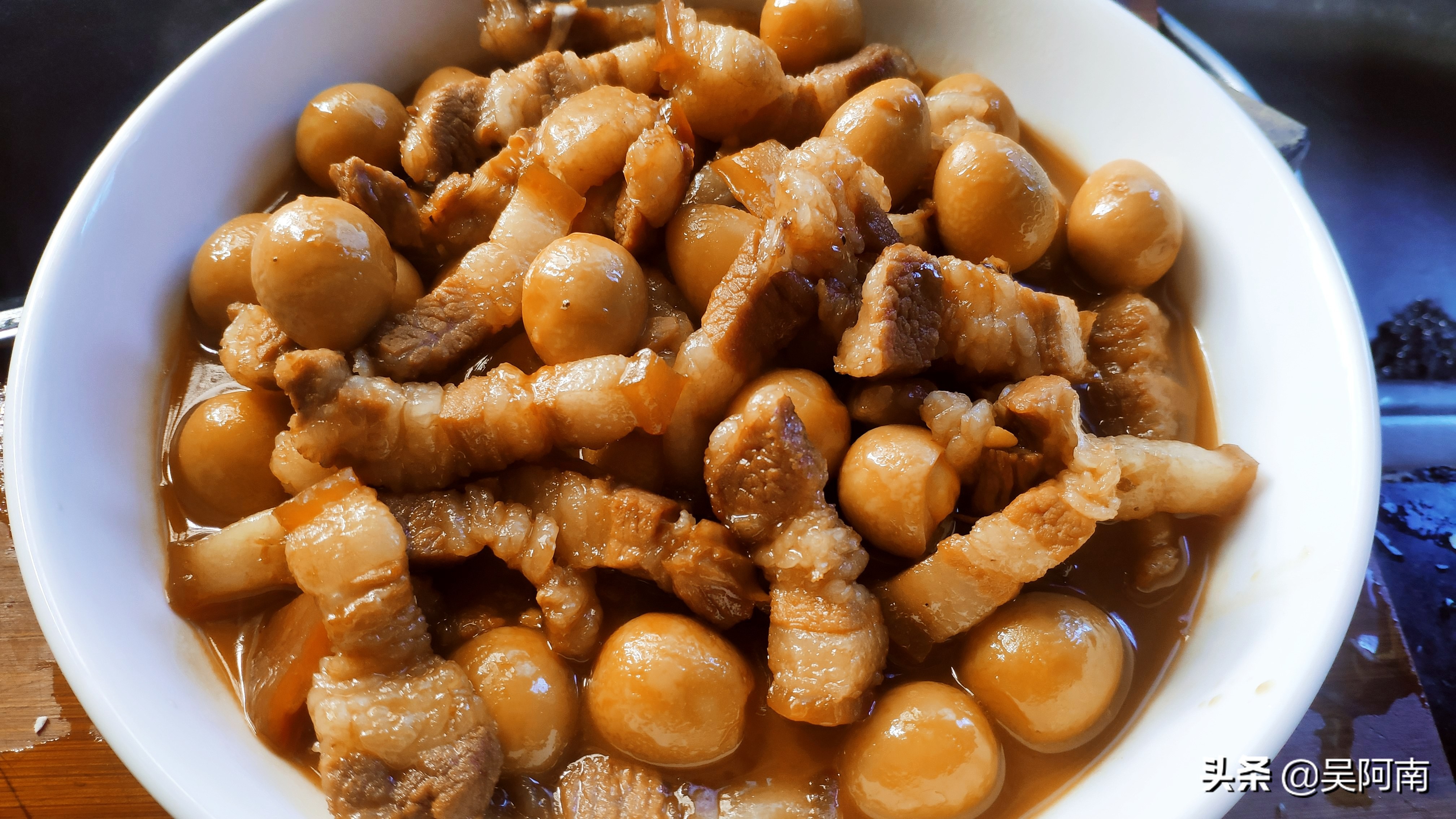 教你红烧肉的家常做法,肉不够,蛋来凑,肥而不腻超级下饭(图15) 红烧肉做法大全_红烧肉属于哪个菜系_鹌鹑蛋红烧肉食谱