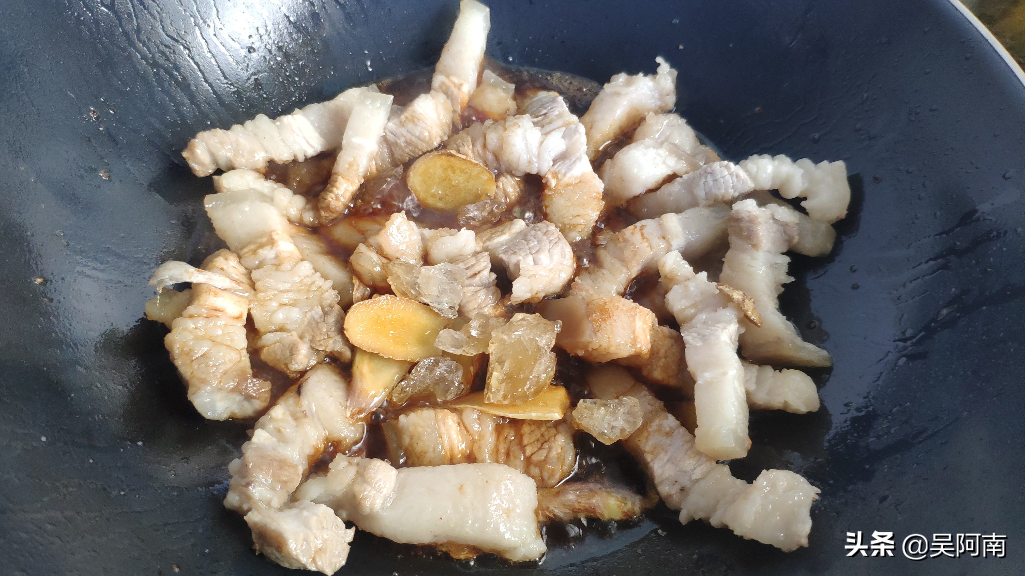 教你红烧肉的家常做法,肉不够,蛋来凑,肥而不腻超级下饭(图10) 鹌鹑蛋红烧肉食谱_红烧肉做法大全_红烧肉属于哪个菜系