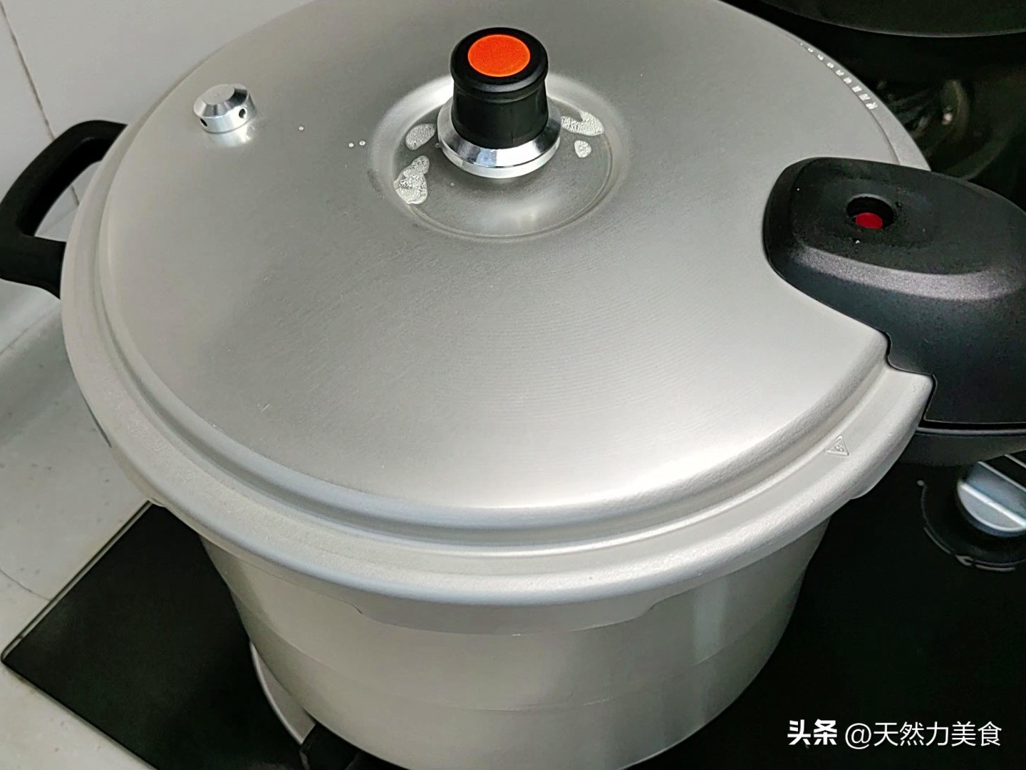 10分钟搞定豉香红烧肉!不加一滴水,软烂不腻,懒人必学(图10) 红烧肉属于哪个菜系_红烧肉高压锅做法_10分钟豉香红烧肉教程