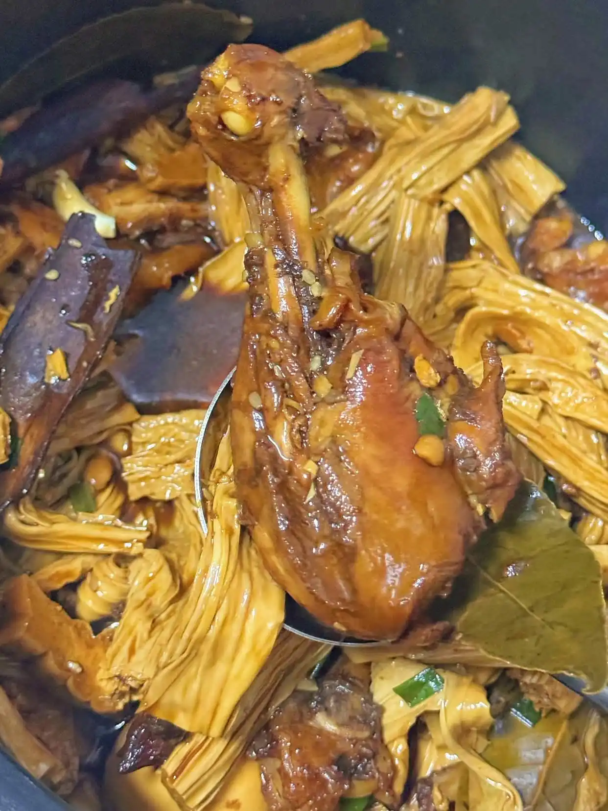 电饭煲里的四种懒人做法!一开锅上桌全家都喜欢吃(图1) 电饭煲卤鸡腿_电饭锅懒人菜_电饭煲猪蹄做法