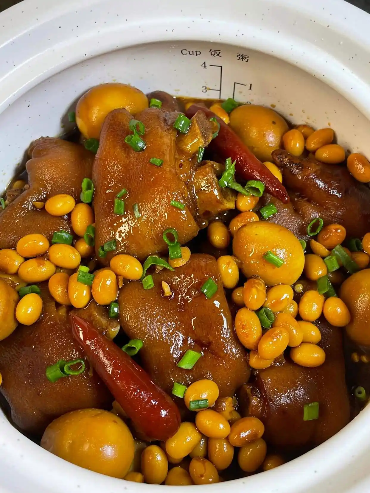 电饭煲里的四种懒人做法!一开锅上桌全家都喜欢吃(图3) 电饭锅懒人菜_电饭煲猪蹄做法_电饭煲卤鸡腿