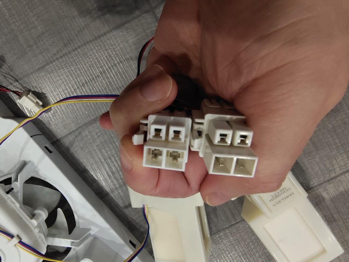 风冷冰箱冷冻区结霜维修_松下冰箱维修电话_美的冰箱冷藏温度过低