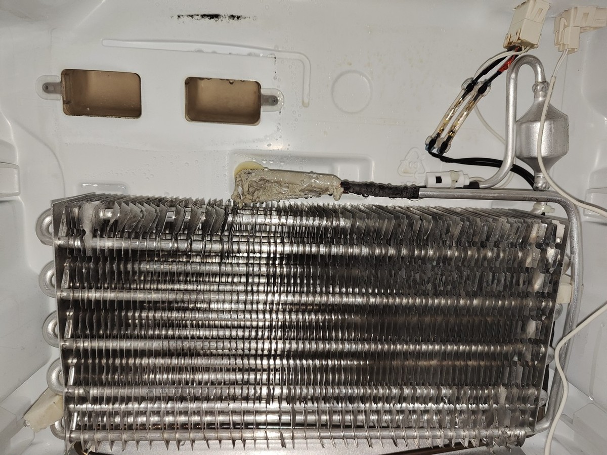 风冷冰箱冷冻区结霜维修_松下冰箱维修电话_美的冰箱冷藏温度过低