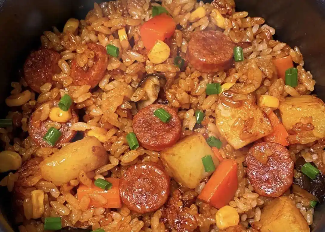 手残党必学的电饭煲焖饭合集!腊肠土豆一键搞定,饭菜同熟超省心(图2) 电饭煲焖饭配方_懒人绝绝子焖饭食谱_电饭锅懒人菜