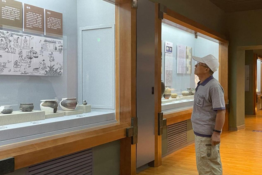 德惠市民正在参观、观摩文物，了解德惠历史。人民网记者 李思玥摄