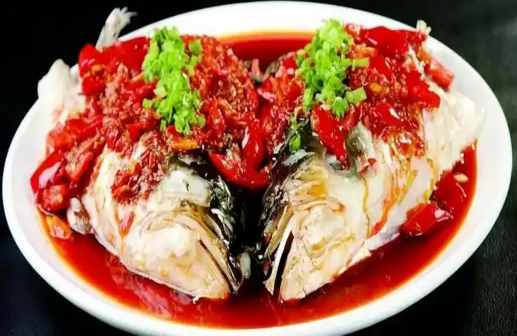 舌尖上的幸福:剁椒鱼头,麻辣子鸡,酱板鸭,湖南特色美食集锦(图2) 剁椒鱼头做法详解_干锅鸭头是哪个地方的菜系_湖南特色美食介绍