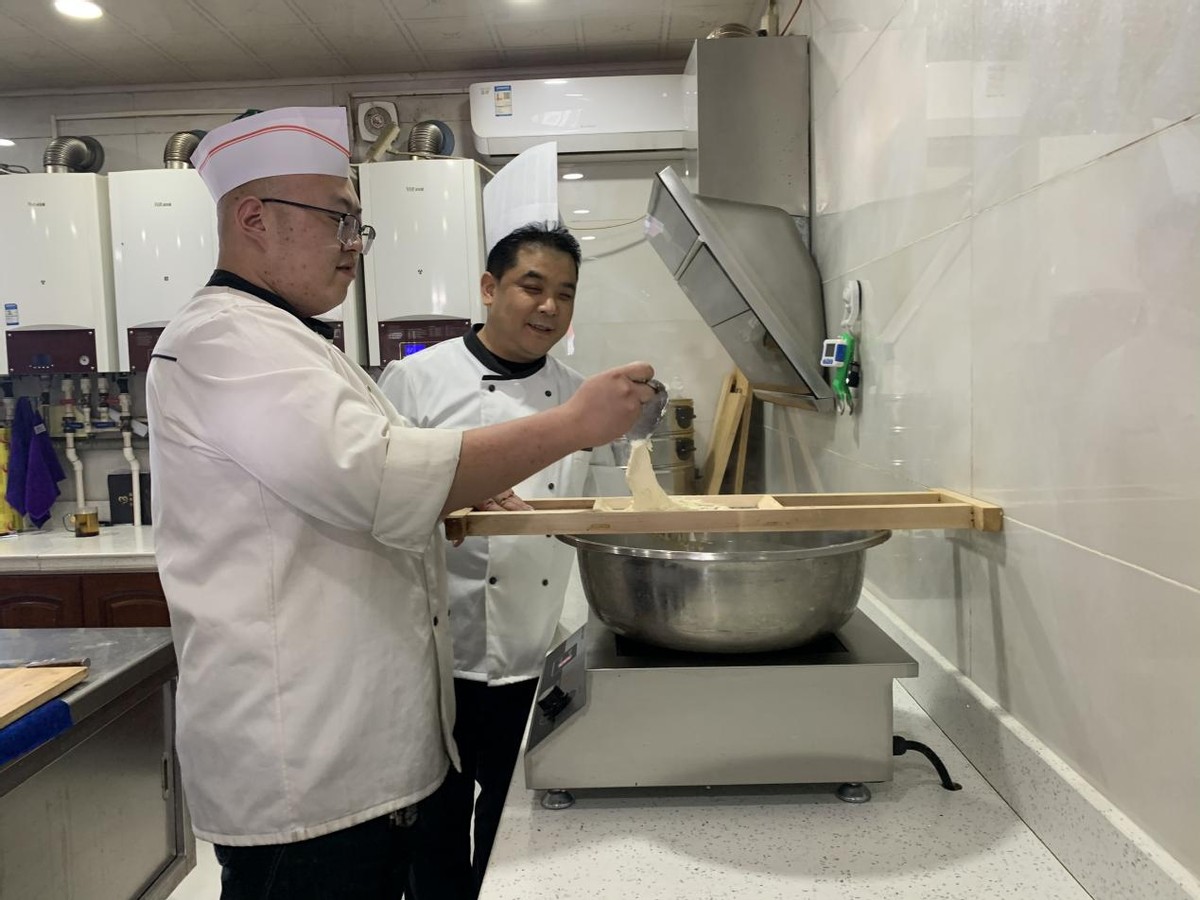 锦绣太原-非遗云展(4)|抿尖面和猫耳朵制作技艺(图5) 山西猫耳朵制作方法_山西抿尖面做法_山西面食文化 遗产