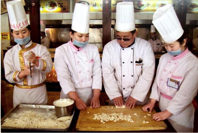 锦绣太原-非遗云展(4)|抿尖面和猫耳朵制作技艺(图6) 山西抿尖面做法_山西面食文化 遗产_山西猫耳朵制作方法