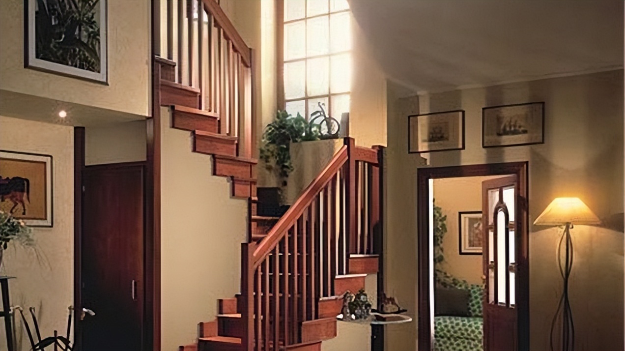 跃层楼梯坡度尺寸_跃层楼梯设计风格_跃层式楼梯 装修