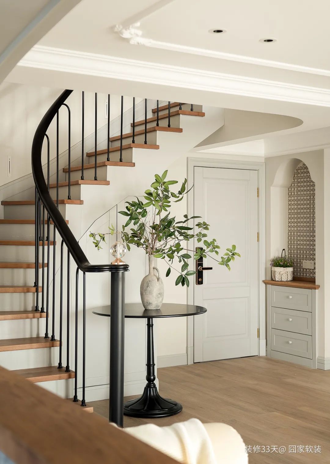 跃层式楼梯 装修_老房改造设计_莫兰迪色系装修案例