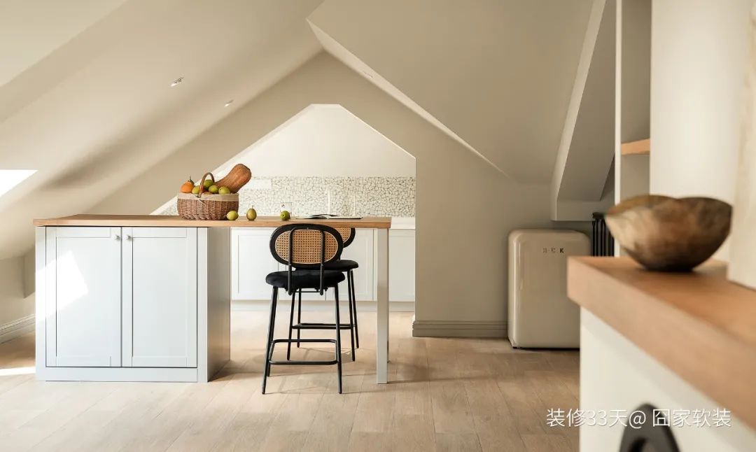 跃层式楼梯 装修_莫兰迪色系装修案例_老房改造设计