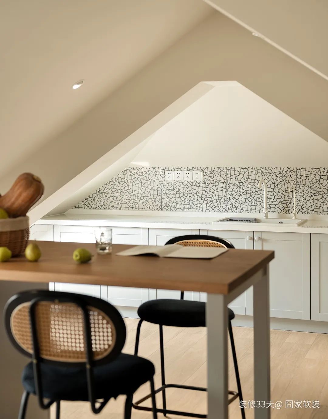 莫兰迪色系装修案例_老房改造设计_跃层式楼梯 装修