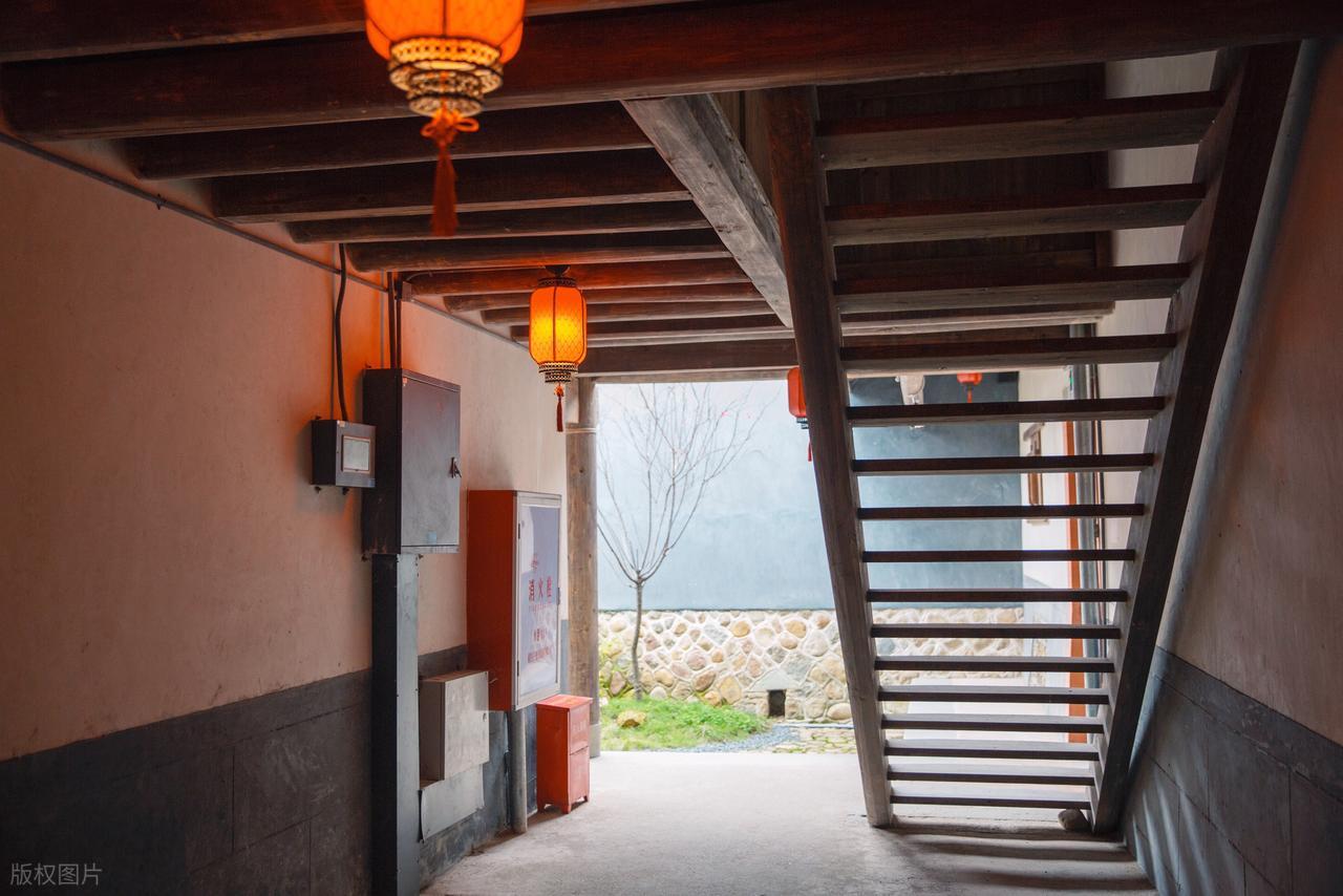 阁楼楼梯尺寸设计_直跑转角螺旋楼梯规范_跃层式楼梯 装修