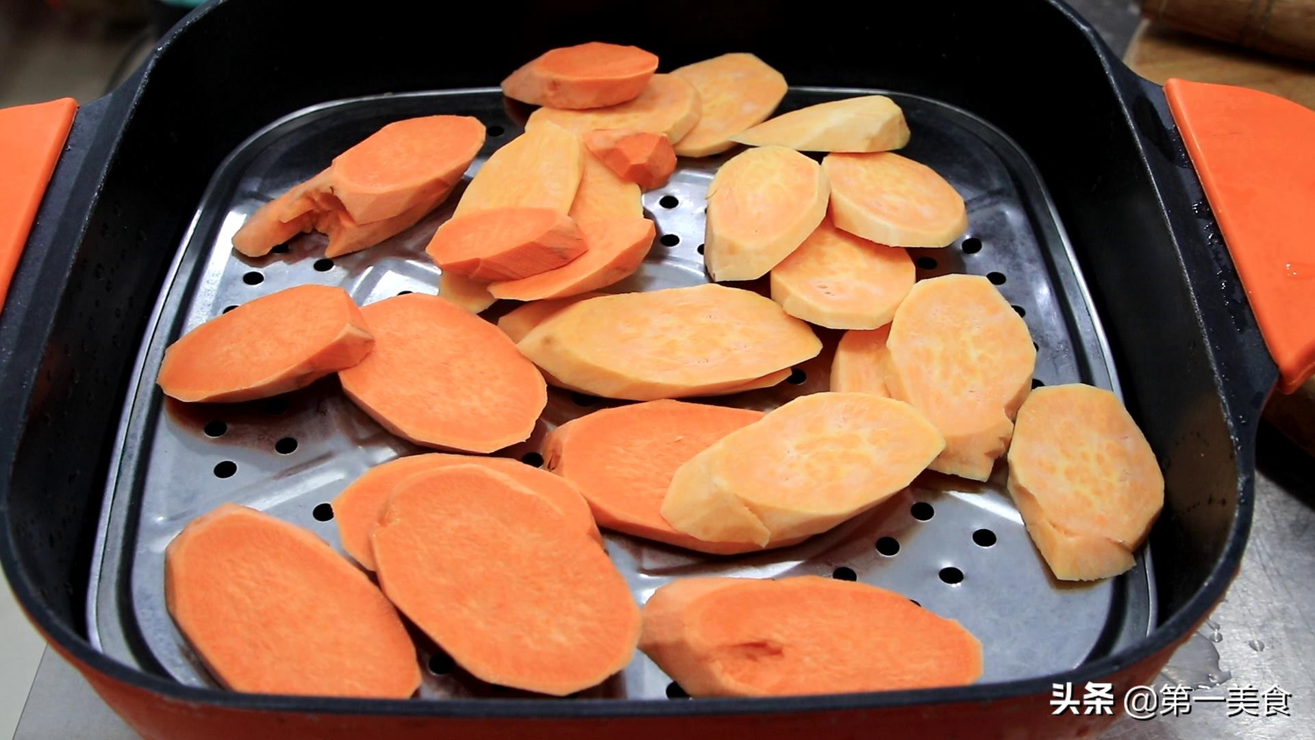 2个红薯,1包饼干,教你在家自制小零食,做法简单比薯片还好吃(图1) 红薯饼做法_在家做一些简单的零食_红薯饼简易做法