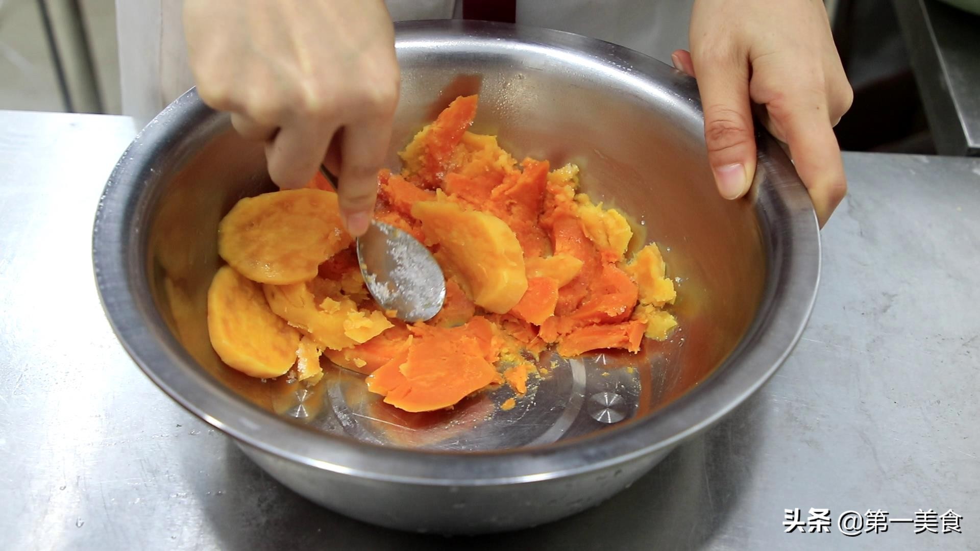 2个红薯,1包饼干,教你在家自制小零食,做法简单比薯片还好吃(图2) 红薯饼做法_红薯饼简易做法_在家做一些简单的零食