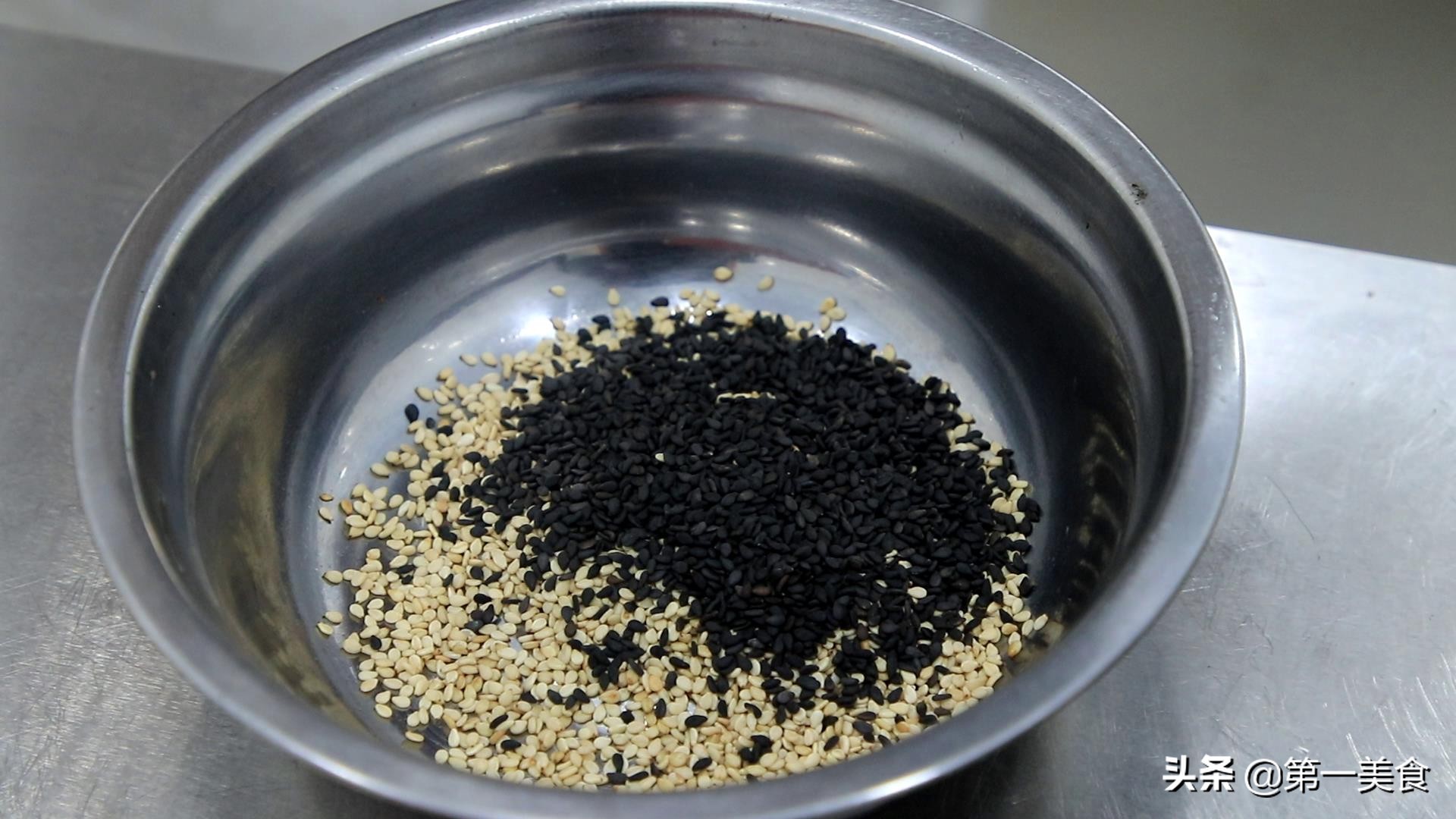 2个红薯,1包饼干,教你在家自制小零食,做法简单比薯片还好吃(图3) 在家做一些简单的零食_红薯饼简易做法_红薯饼做法