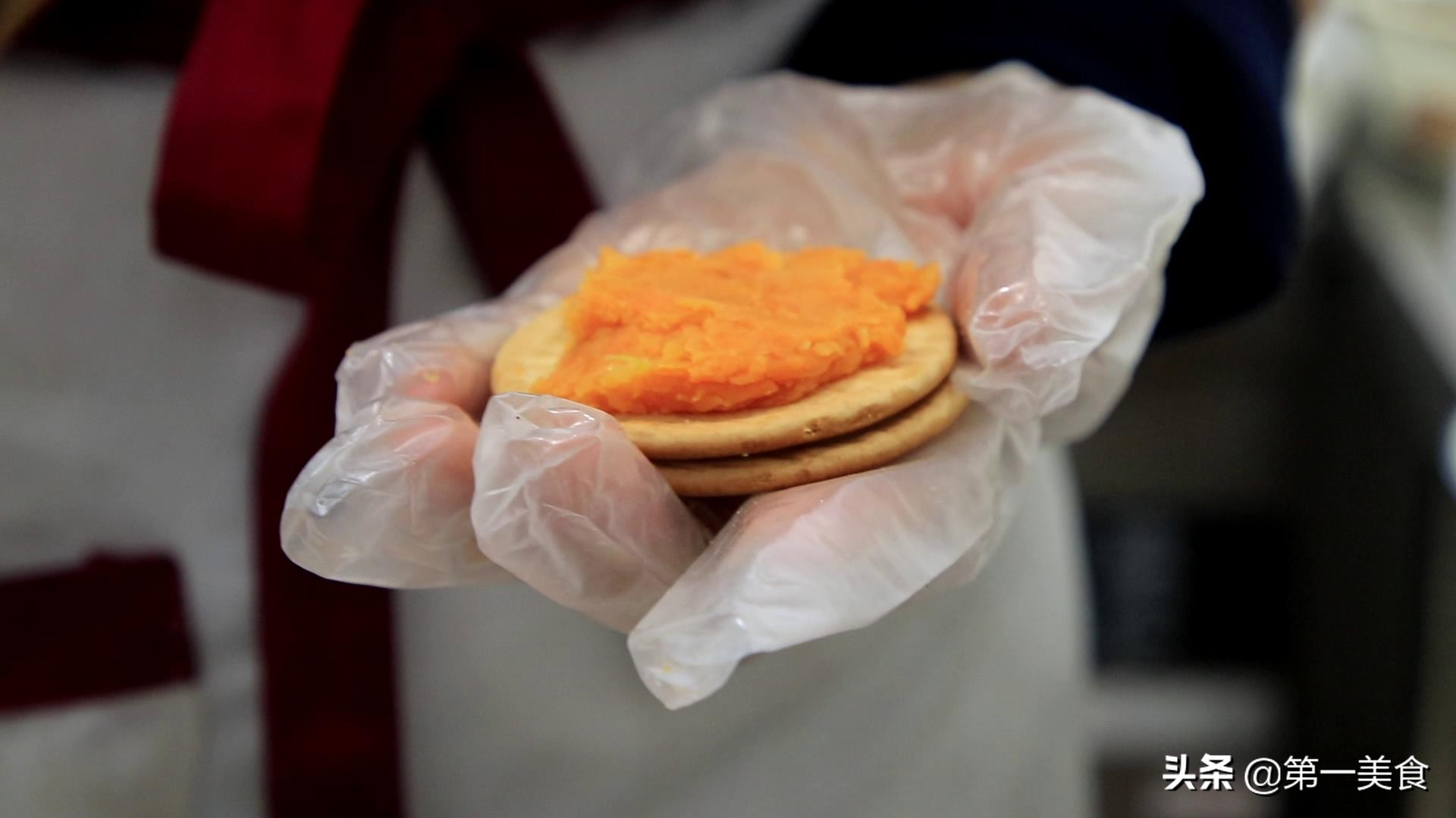 2个红薯,1包饼干,教你在家自制小零食,做法简单比薯片还好吃(图4) 红薯饼简易做法_红薯饼做法_在家做一些简单的零食