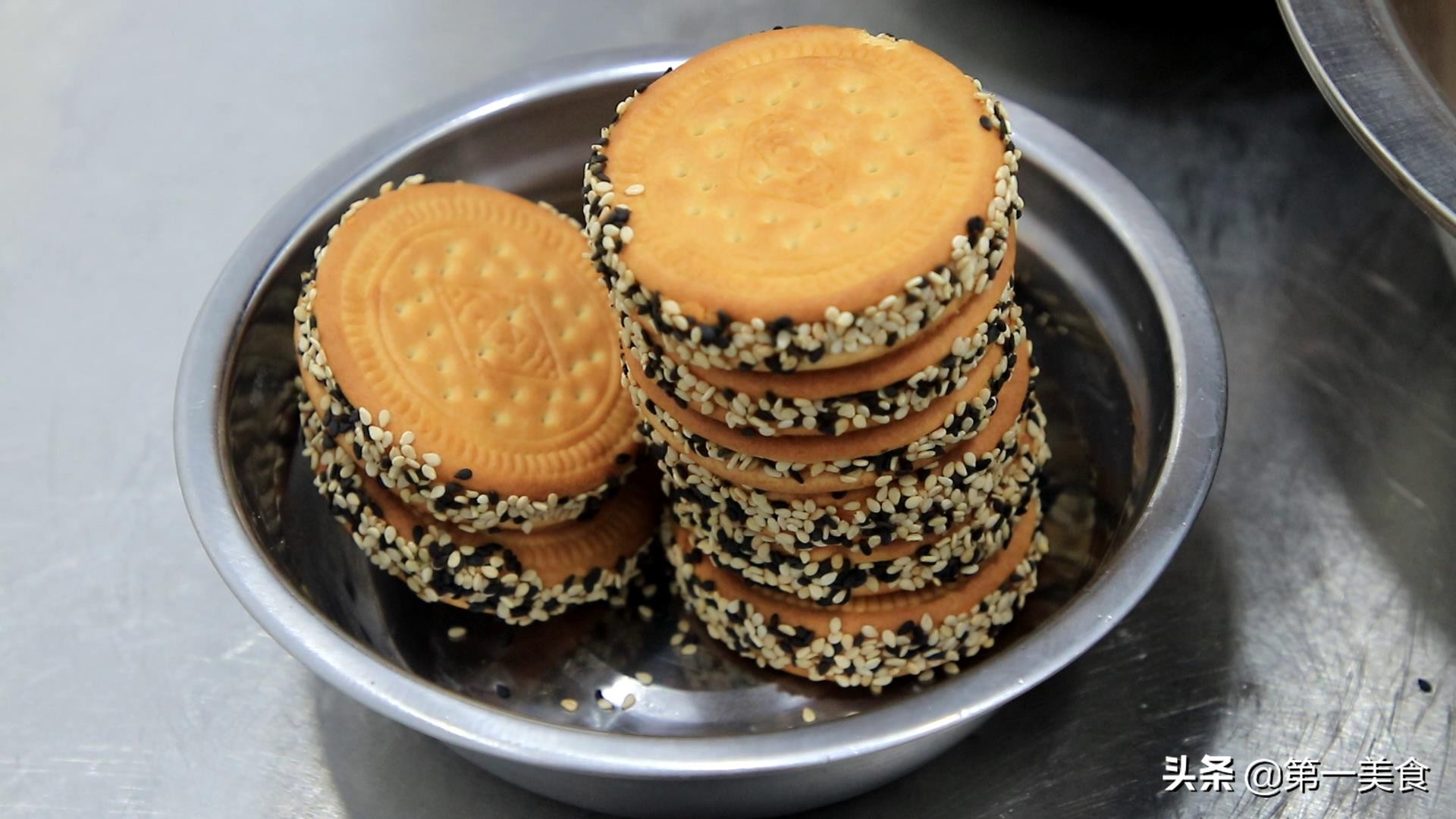 2个红薯,1包饼干,教你在家自制小零食,做法简单比薯片还好吃(图5) 红薯饼简易做法_在家做一些简单的零食_红薯饼做法