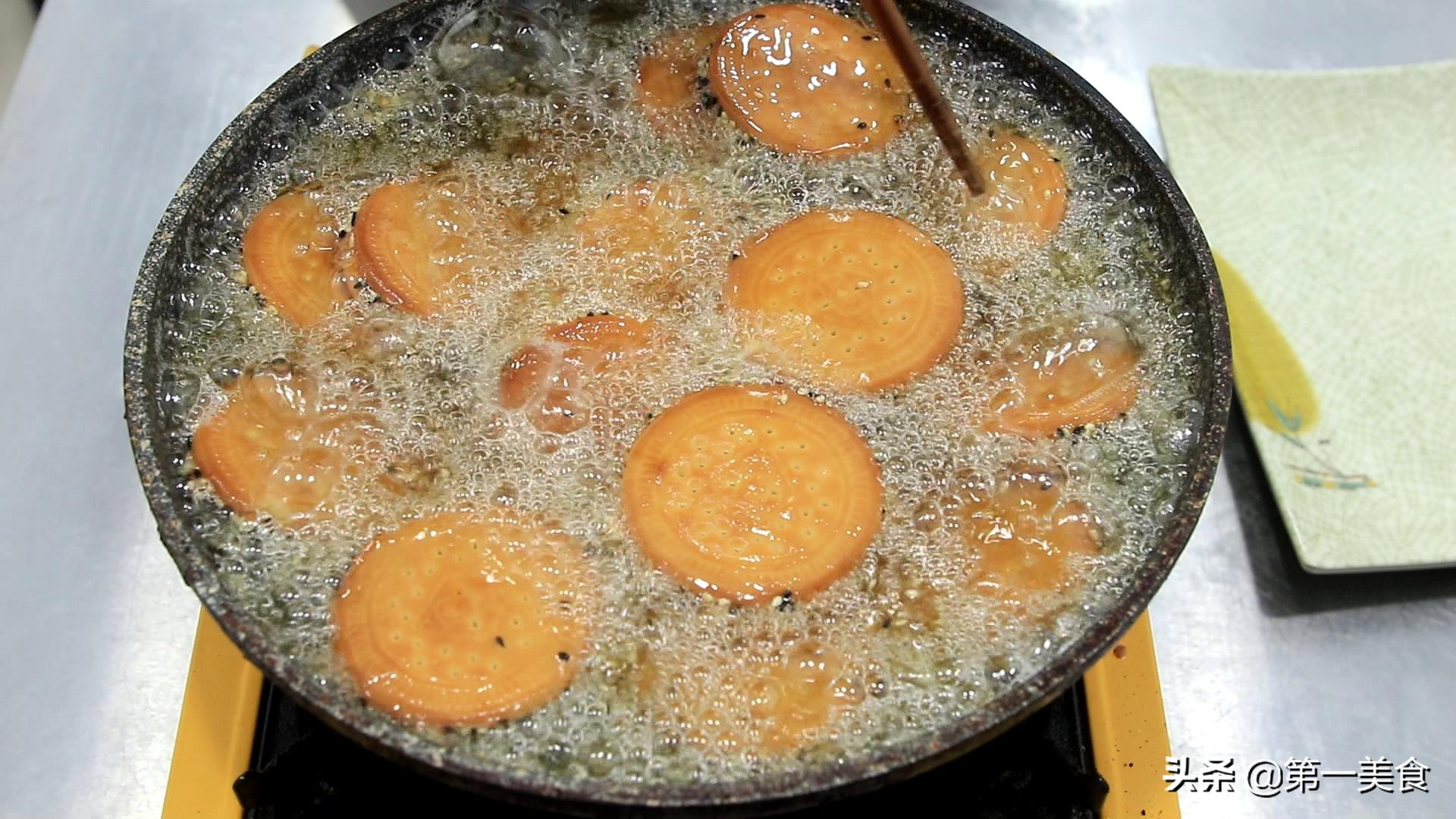 2个红薯,1包饼干,教你在家自制小零食,做法简单比薯片还好吃(图6) 红薯饼简易做法_在家做一些简单的零食_红薯饼做法