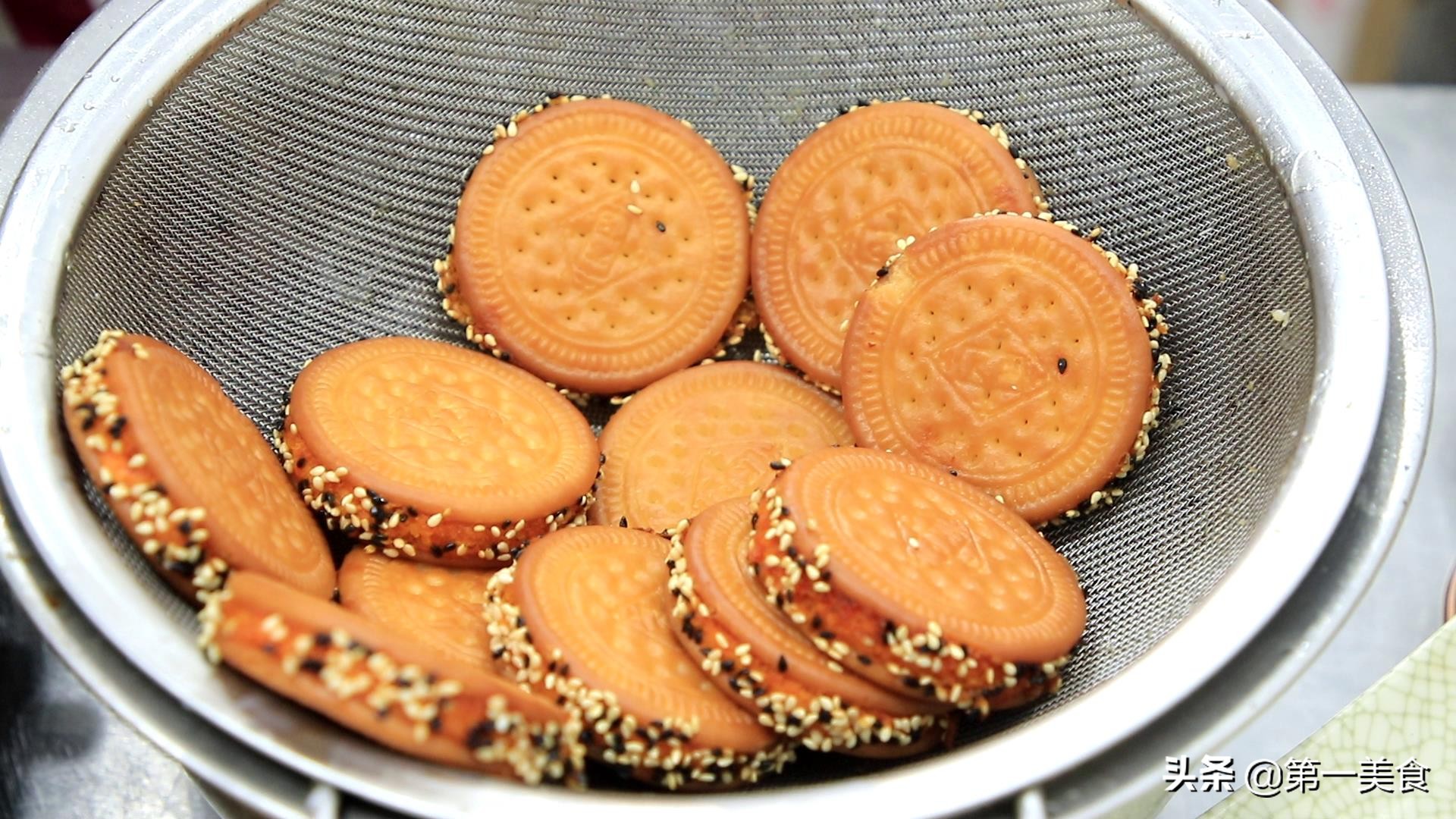 2个红薯,1包饼干,教你在家自制小零食,做法简单比薯片还好吃(图7) 红薯饼简易做法_在家做一些简单的零食_红薯饼做法