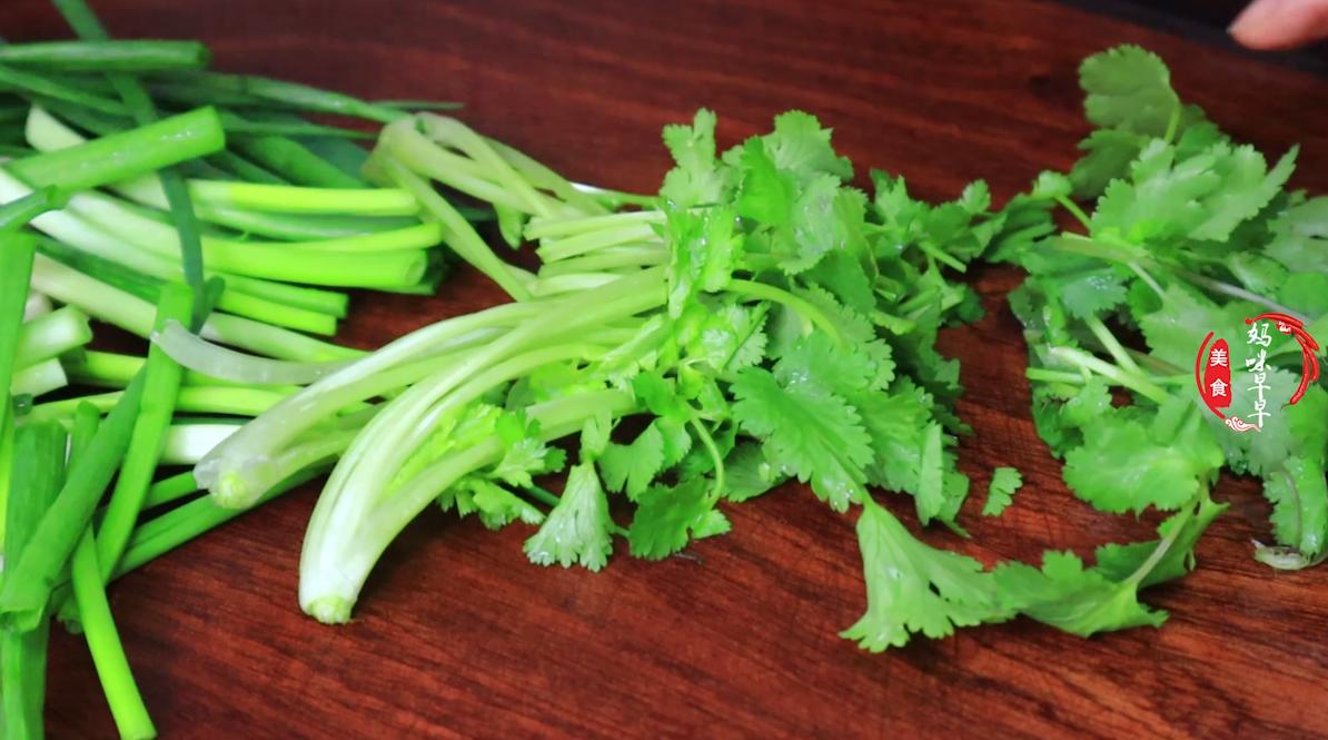 在家做一些简单的零食_在家做零食 烤豆皮 葱花酥饼