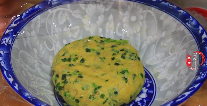 在家做一些简单的零食_在家做零食 烤豆皮 葱花酥饼