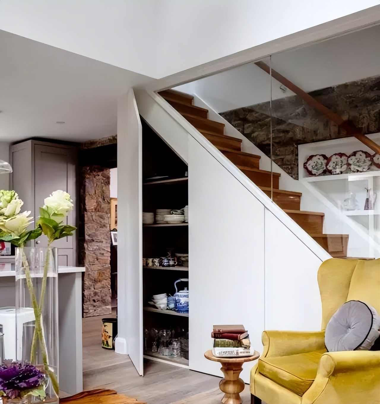 小户型楼梯别踩坑!这些设计让空间翻倍,看完省下20万装修费!(图2) 跃层式楼梯 装修_小户型跃层楼梯设计_楼梯隐藏隔断设计