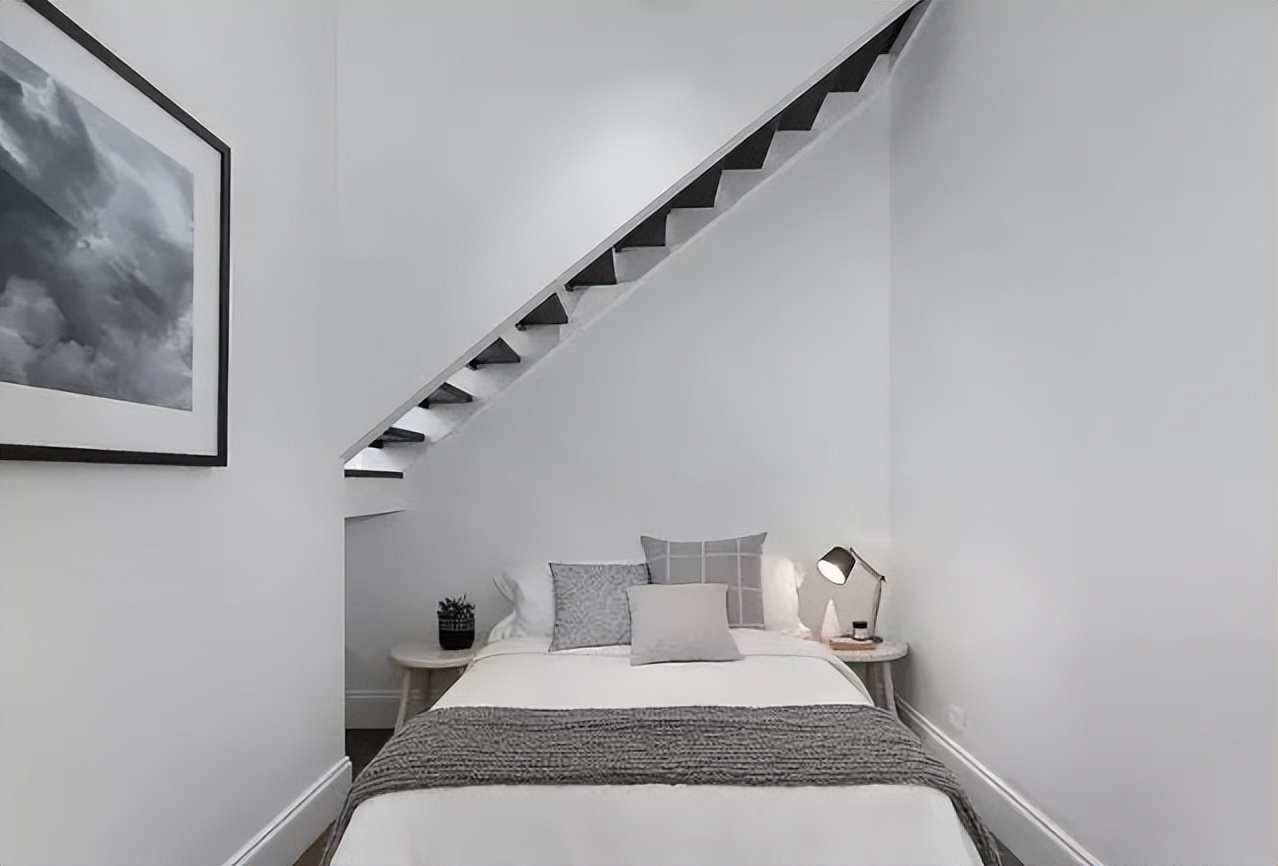 小户型楼梯别踩坑!这些设计让空间翻倍,看完省下20万装修费!(图4) 楼梯隐藏隔断设计_小户型跃层楼梯设计_跃层式楼梯 装修