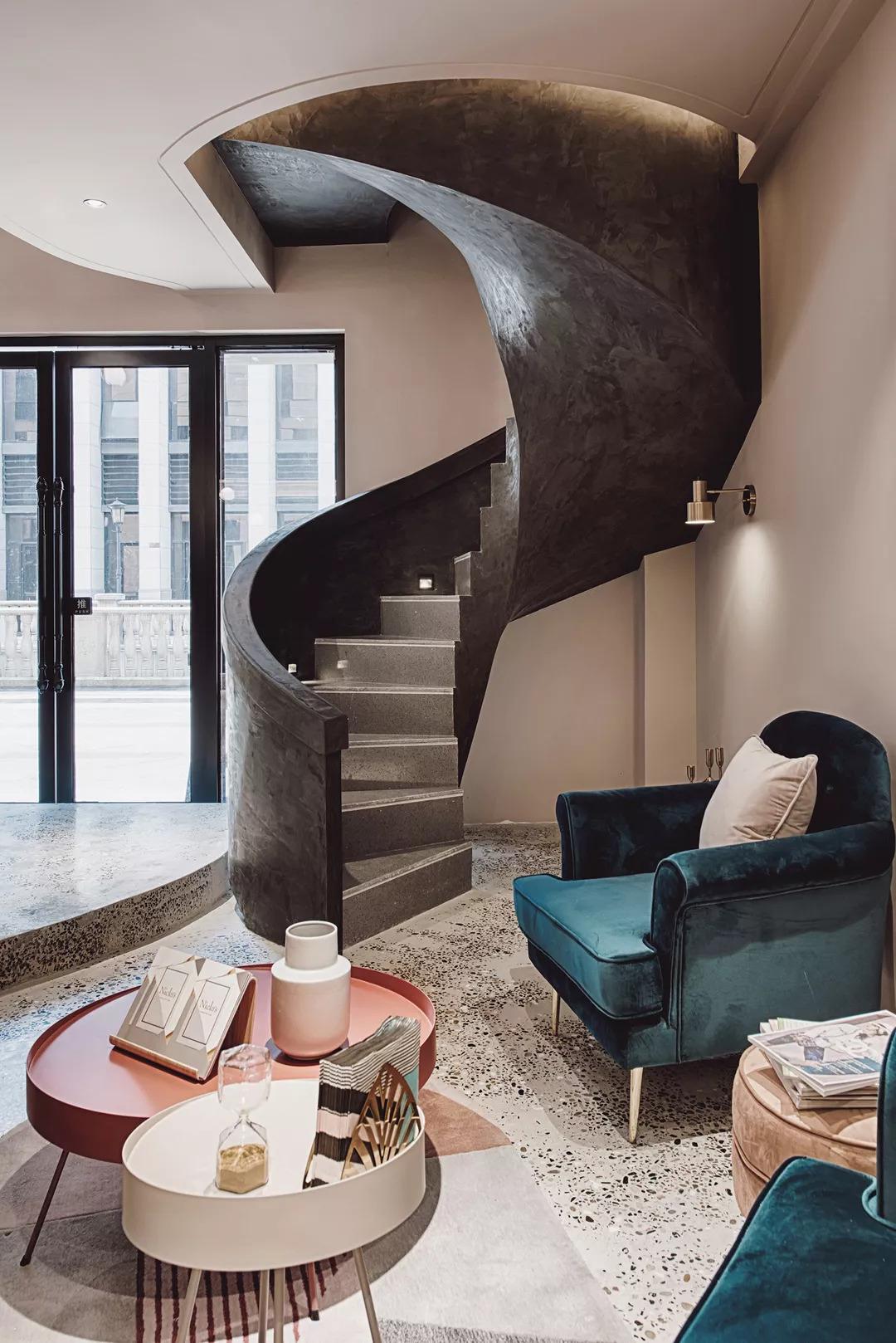 小户型楼梯别踩坑!这些设计让空间翻倍,看完省下20万装修费!(图7) 楼梯隐藏隔断设计_跃层式楼梯 装修_小户型跃层楼梯设计