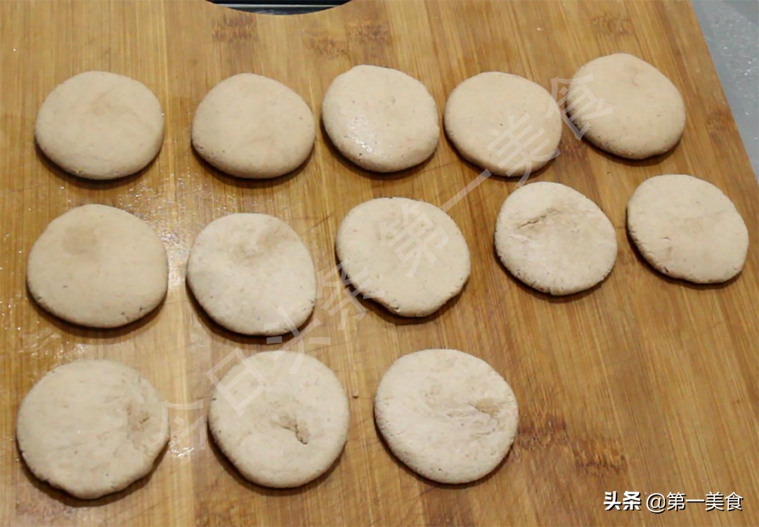 梅花酥制作教程_自制小零食做法_在家做一些简单的零食