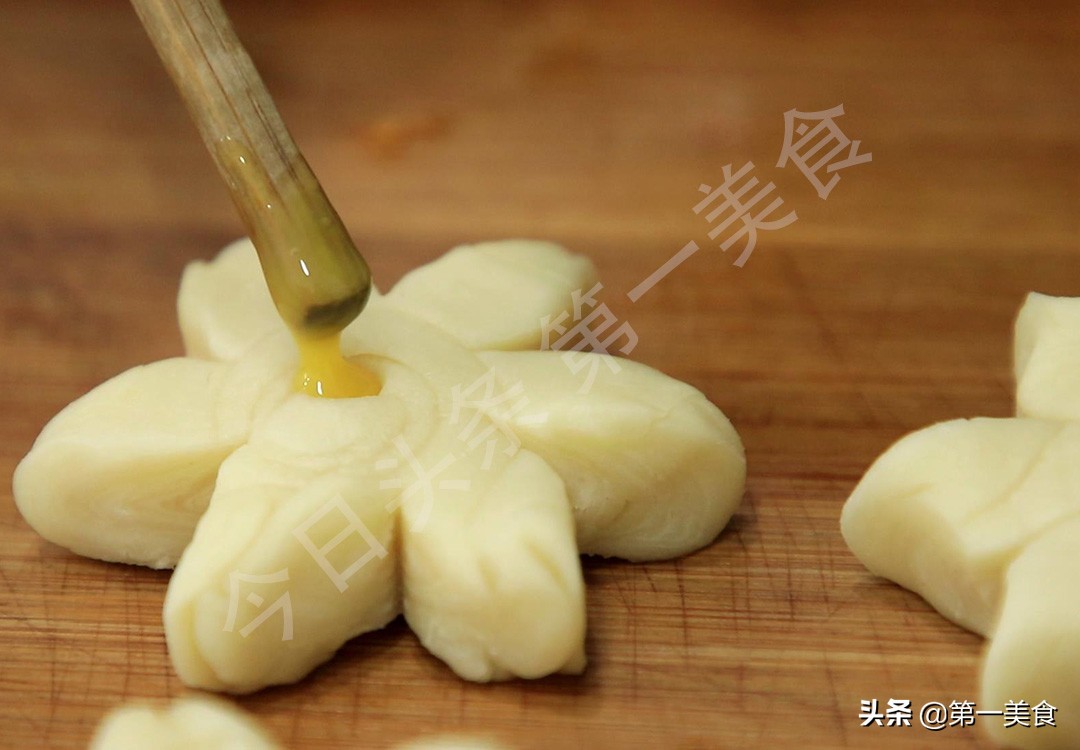 梅花酥制作教程_自制小零食做法_在家做一些简单的零食