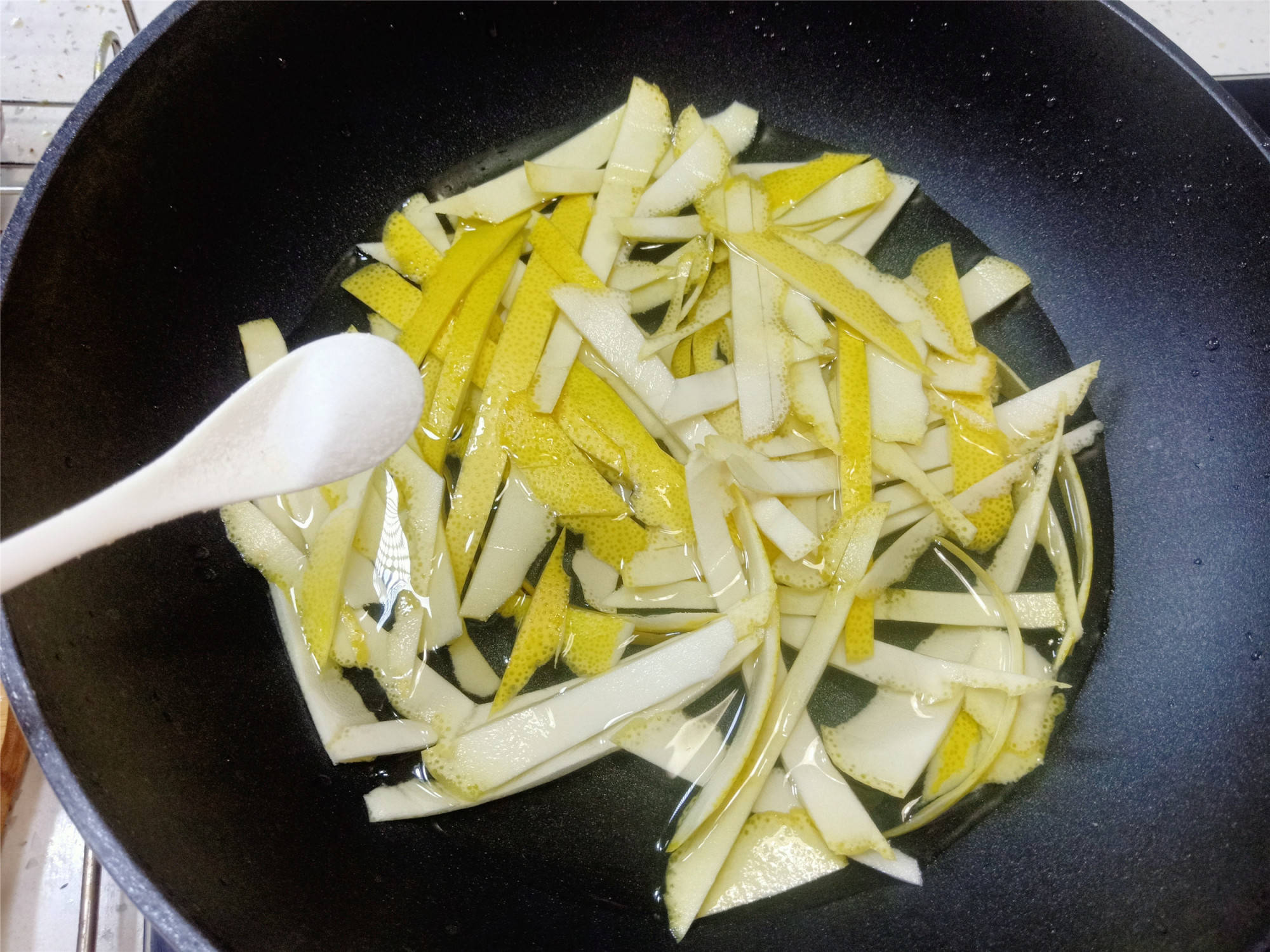 在家做一些简单的零食_大米辣条制作教程_自制零食做法