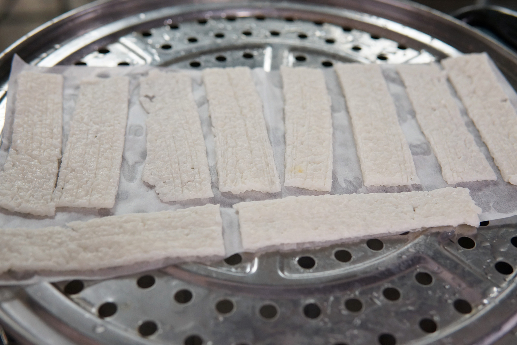 大米辣条制作教程_在家做一些简单的零食_自制零食做法