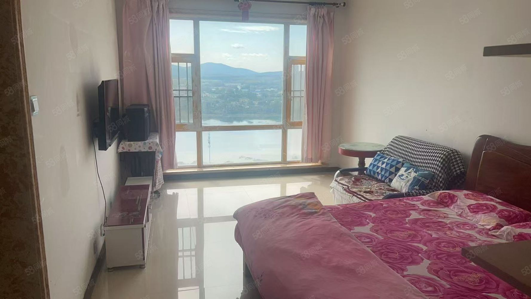 天鸿水岸馨都22楼一室，第一次出租，房子保持干净，拎包即住