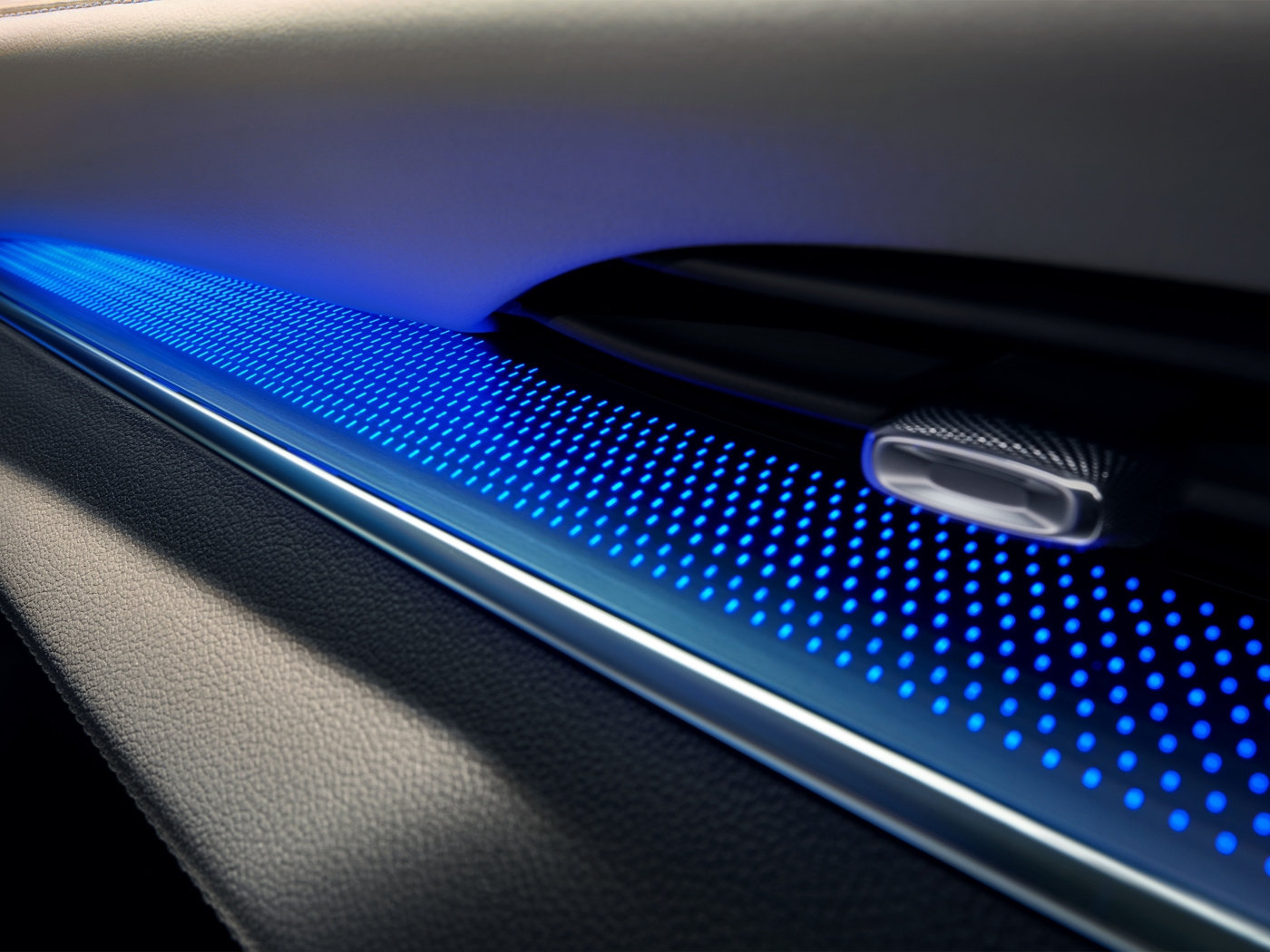 全新一代君越内饰科技感_全新君越为什么大降价_全新一代君越外观设计