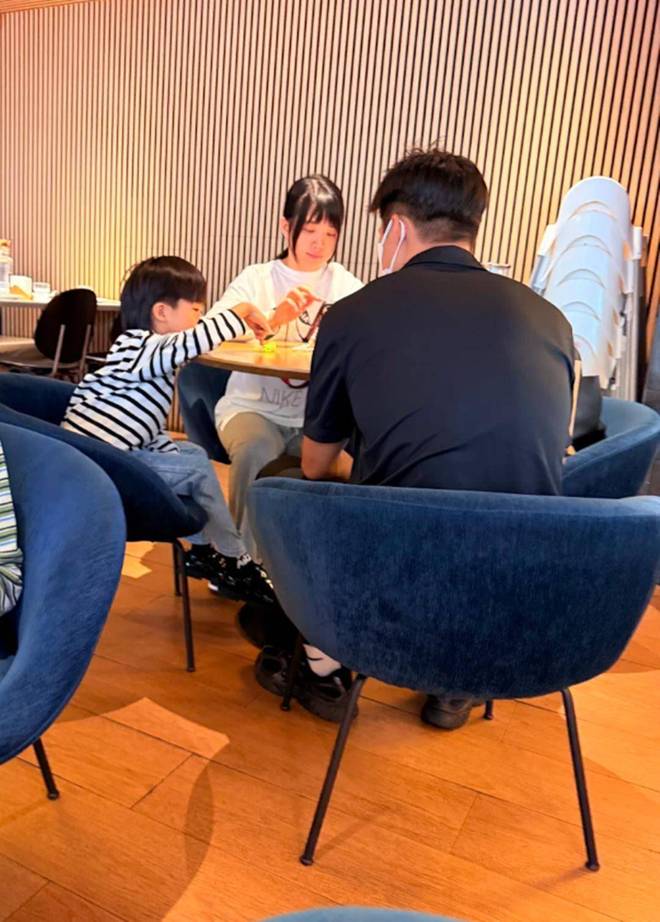 苏炳添妻子林艳芳年轻状态_苏炳添偶遇家人温馨画面_苏炳添收入