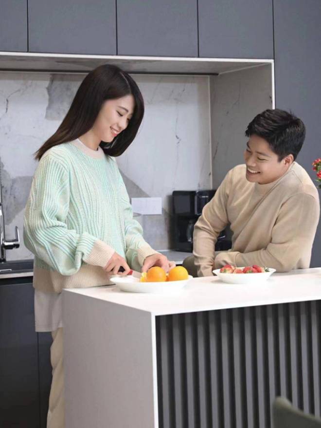 苏炳添收入_苏炳添偶遇家人温馨画面_苏炳添妻子林艳芳年轻状态