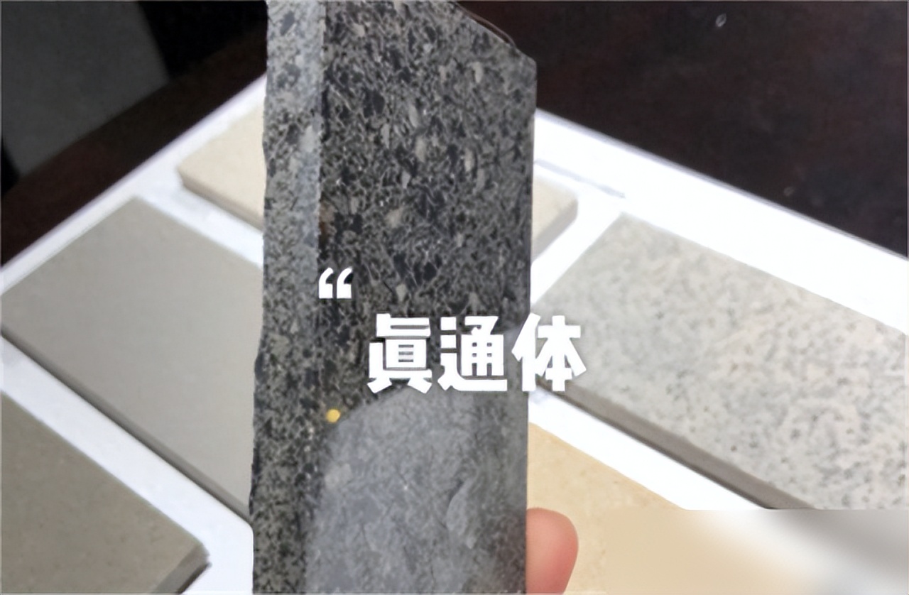 通体大理石瓷砖真的比抛釉砖更好?听内行人一讲,才发现猫腻(图2) 大理石瓷砖大全_抛釉砖优劣对比_装修选瓷砖通体大理石瓷砖